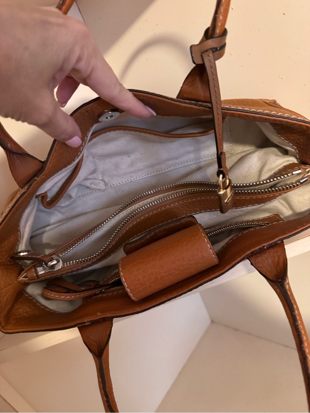 Michael Kors Classic Tan Leather Shoulder Bag - Picture 7 of 8